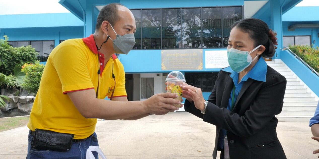 08ชายสี่ฯส่งมอบบะหมี่เขย่าแพทย์และอาสา